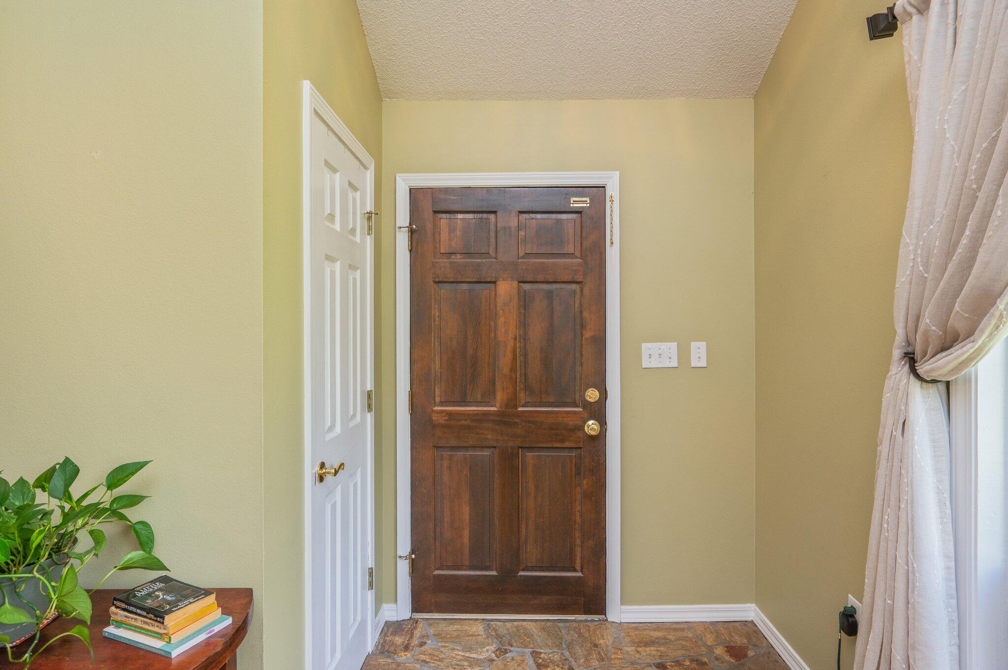 Crestview Suburb 231000.00 - Residential