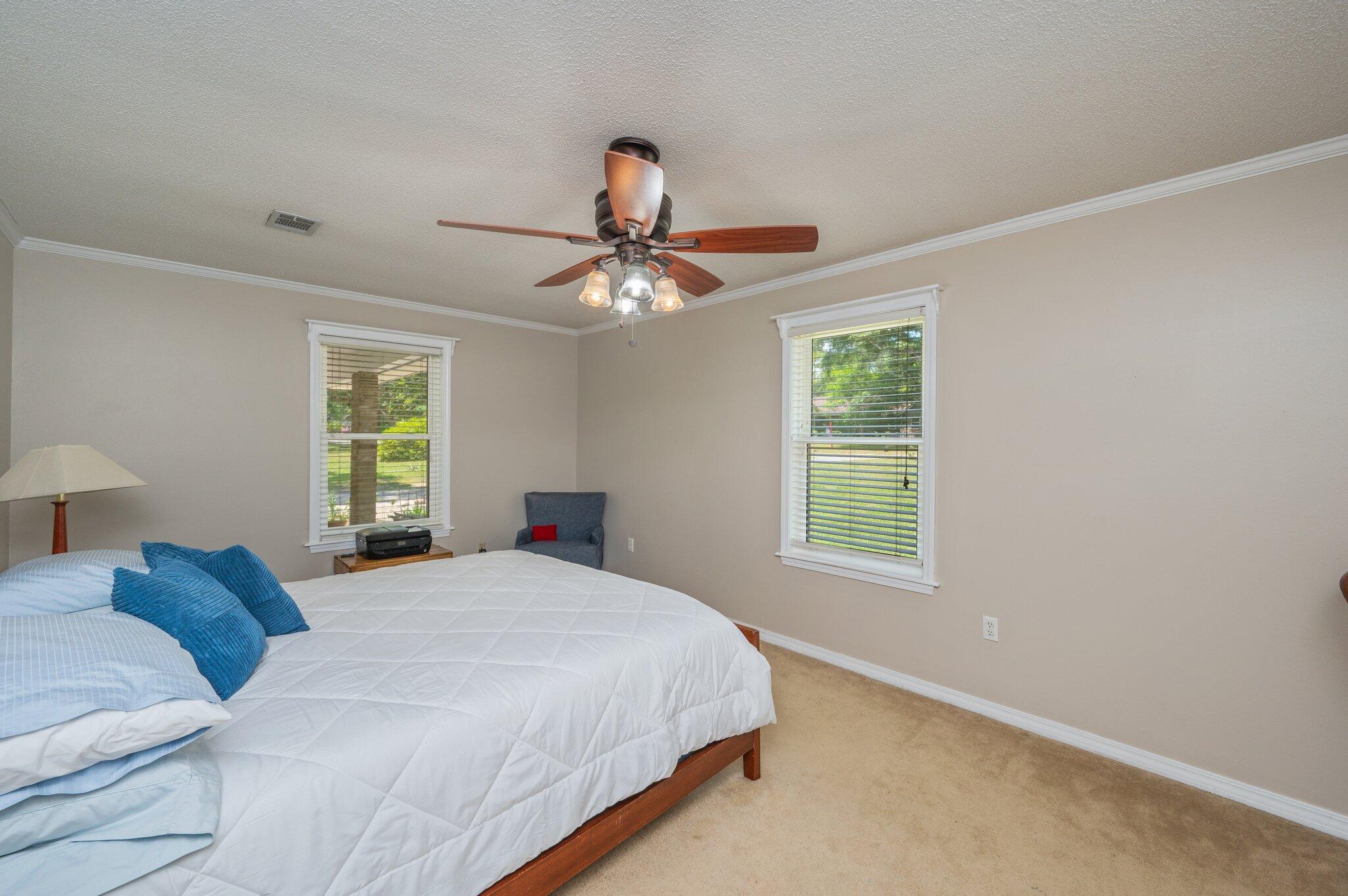 Crestview Suburb 231000.00 - Residential