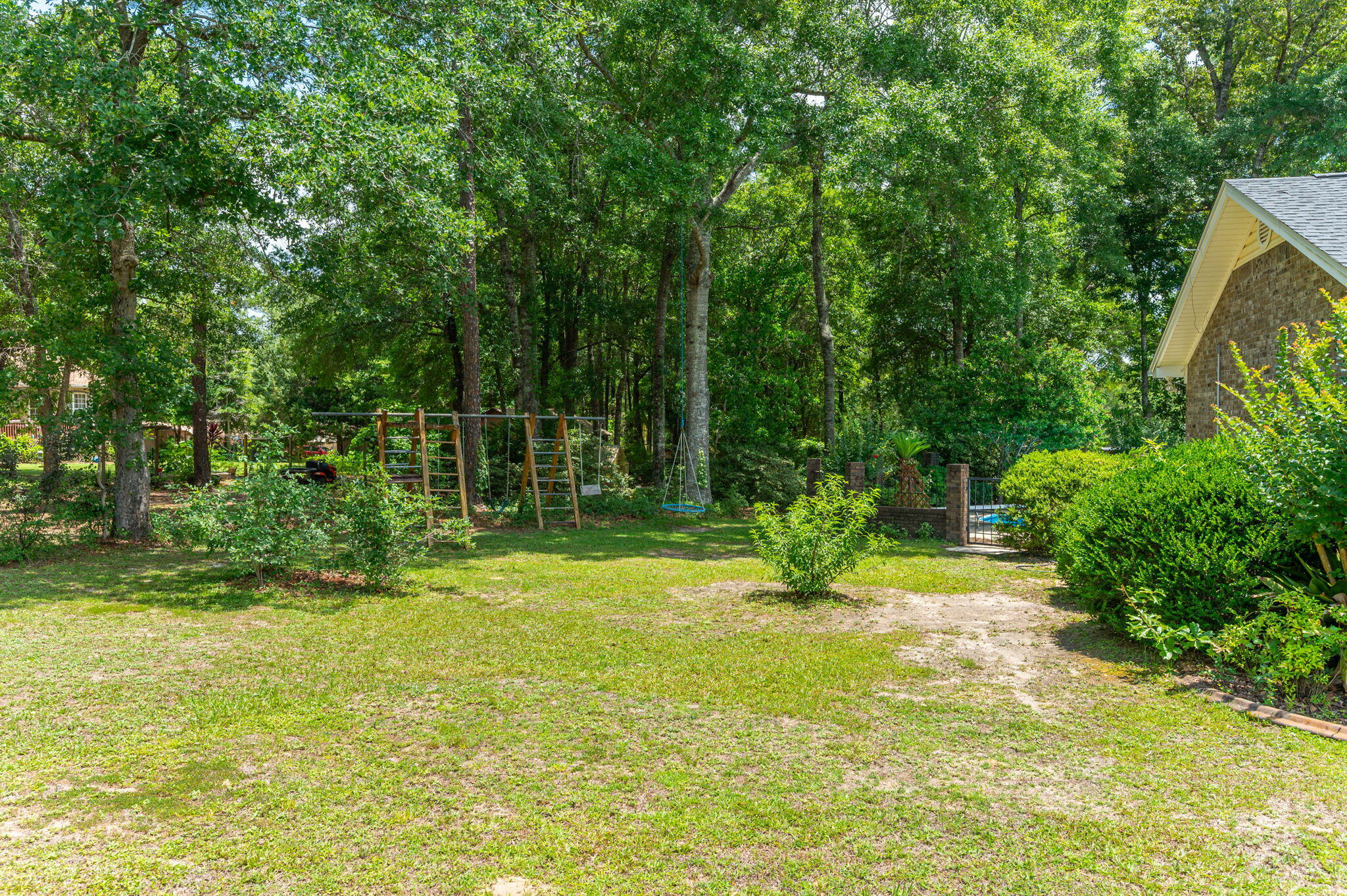 Crestview Suburb 231000.00 - Residential