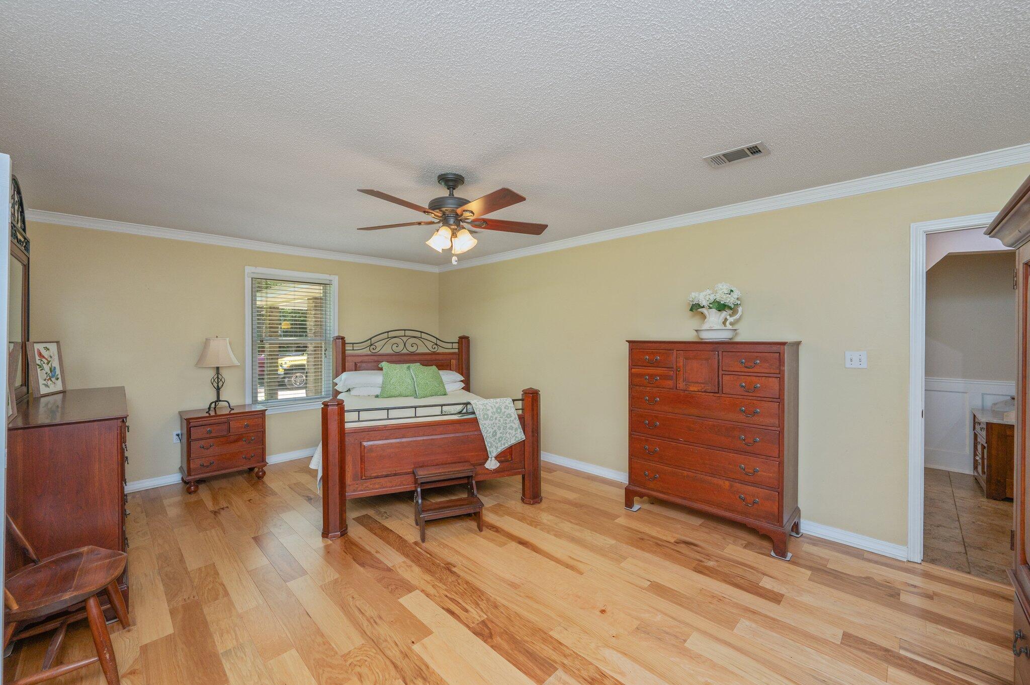 Crestview Suburb 231000.00 - Residential