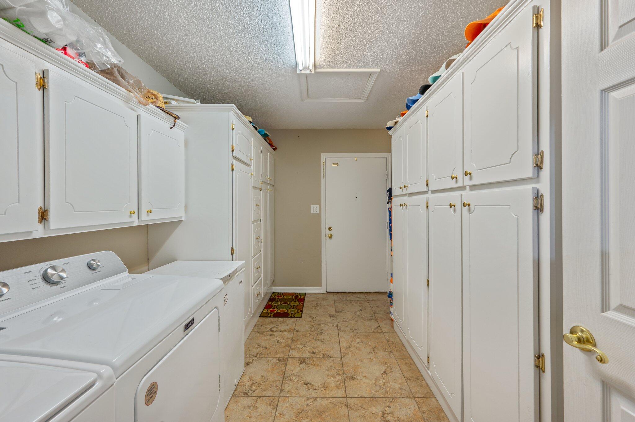 Crestview Suburb 231000.00 - Residential