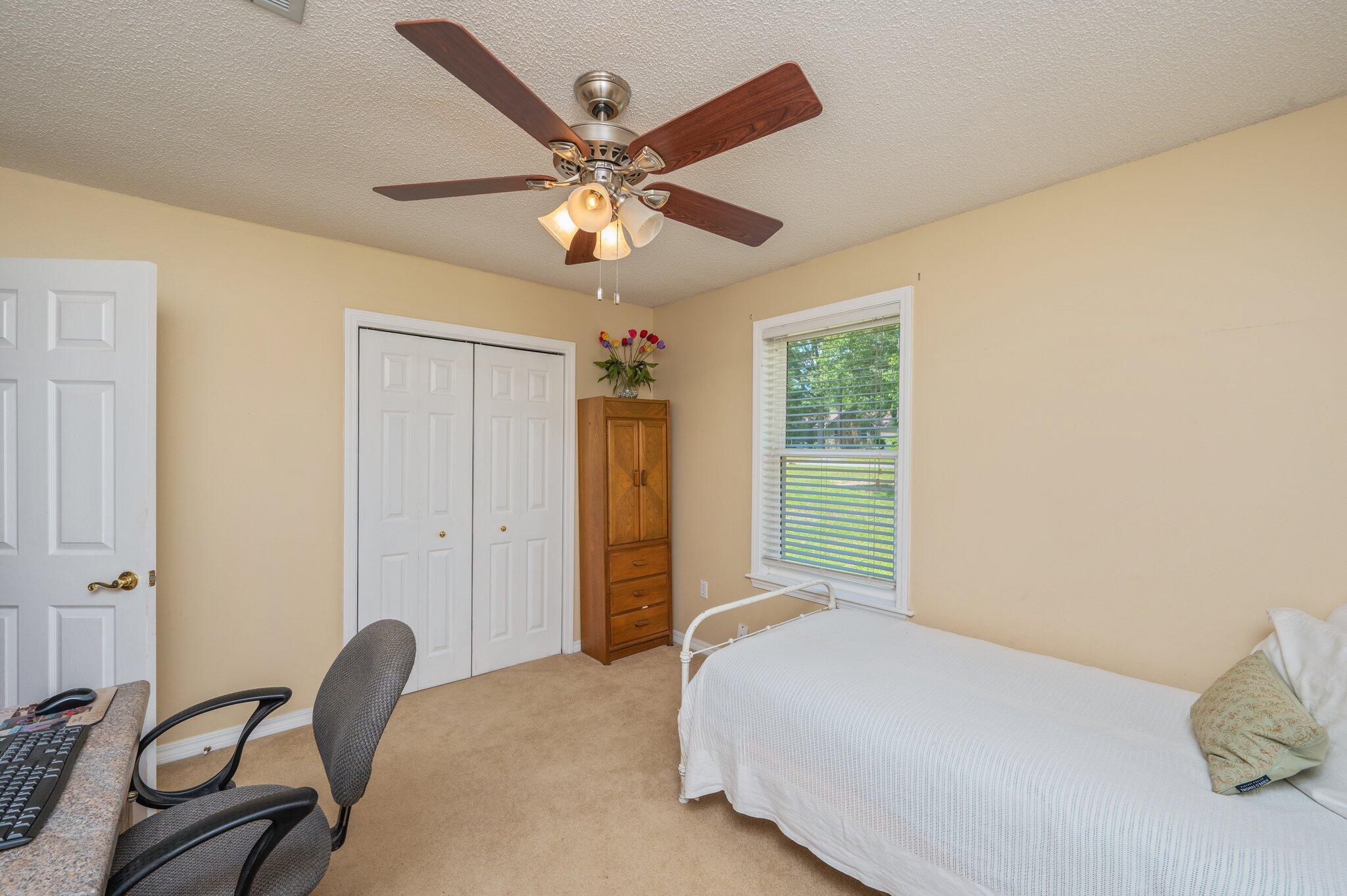 Crestview Suburb 231000.00 - Residential