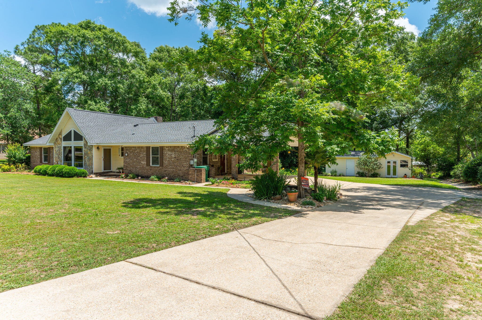 Crestview Suburb 231000.00 - Residential