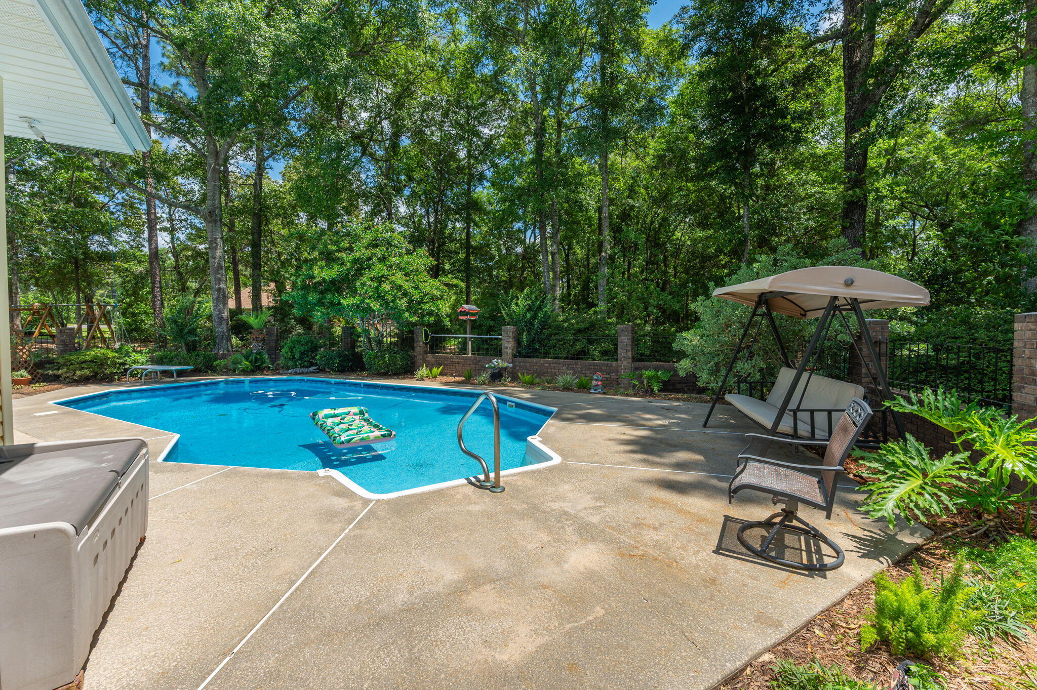 Crestview Suburb 231000.00 - Residential