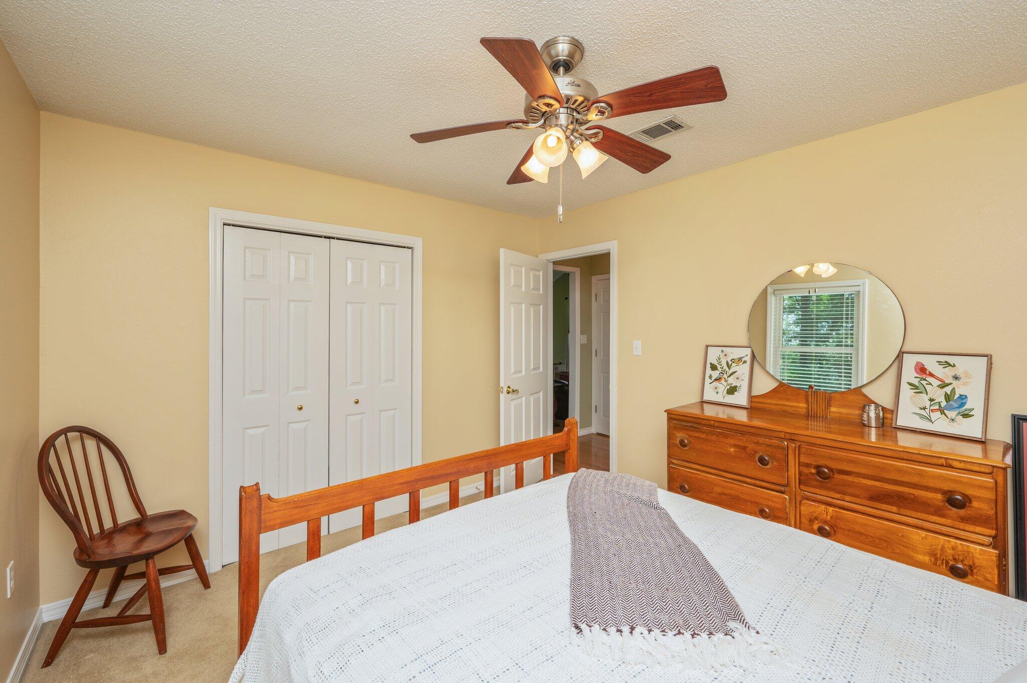 Crestview Suburb 231000.00 - Residential