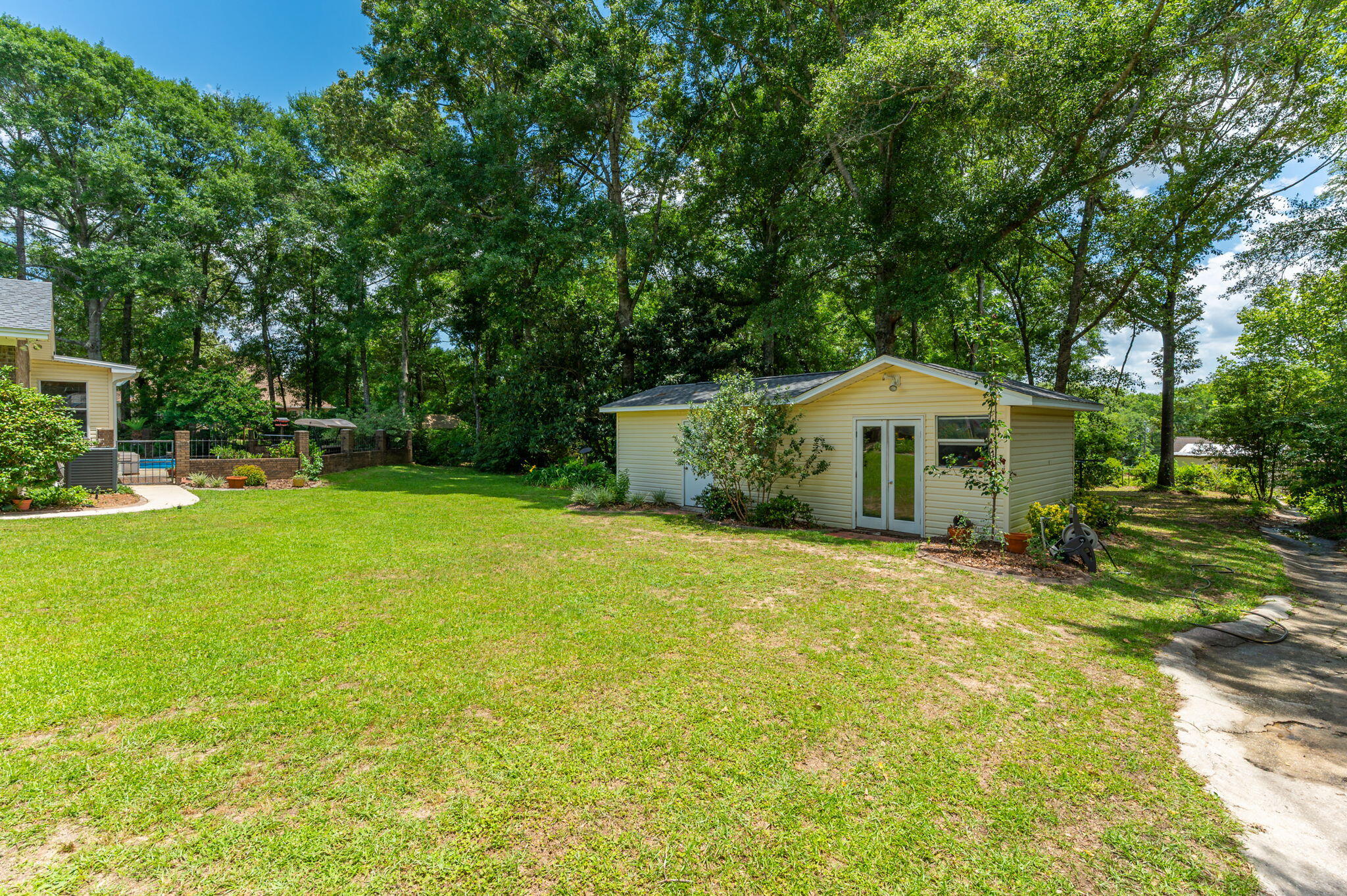 Crestview Suburb 231000.00 - Residential