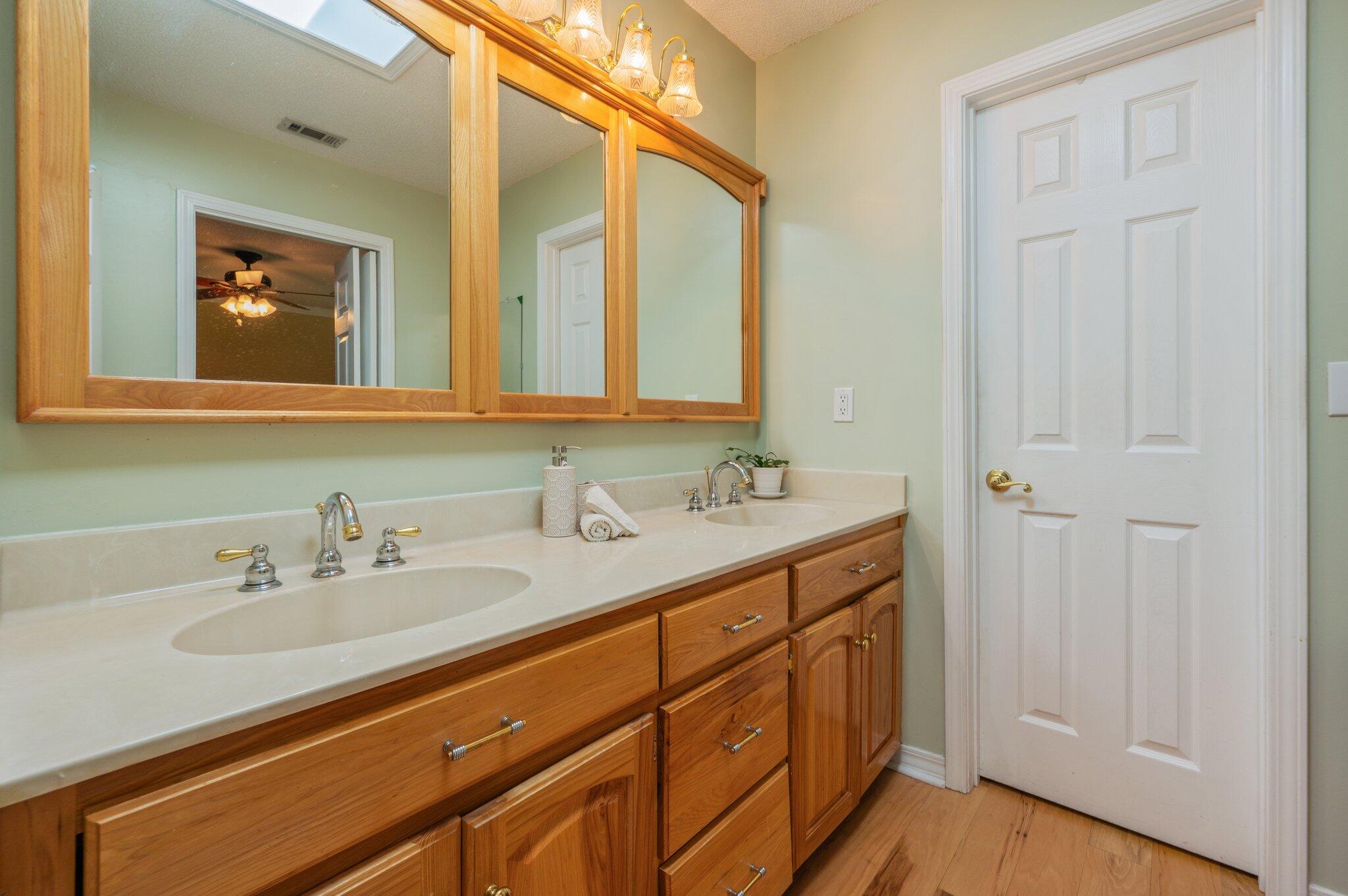 Crestview Suburb 231000.00 - Residential