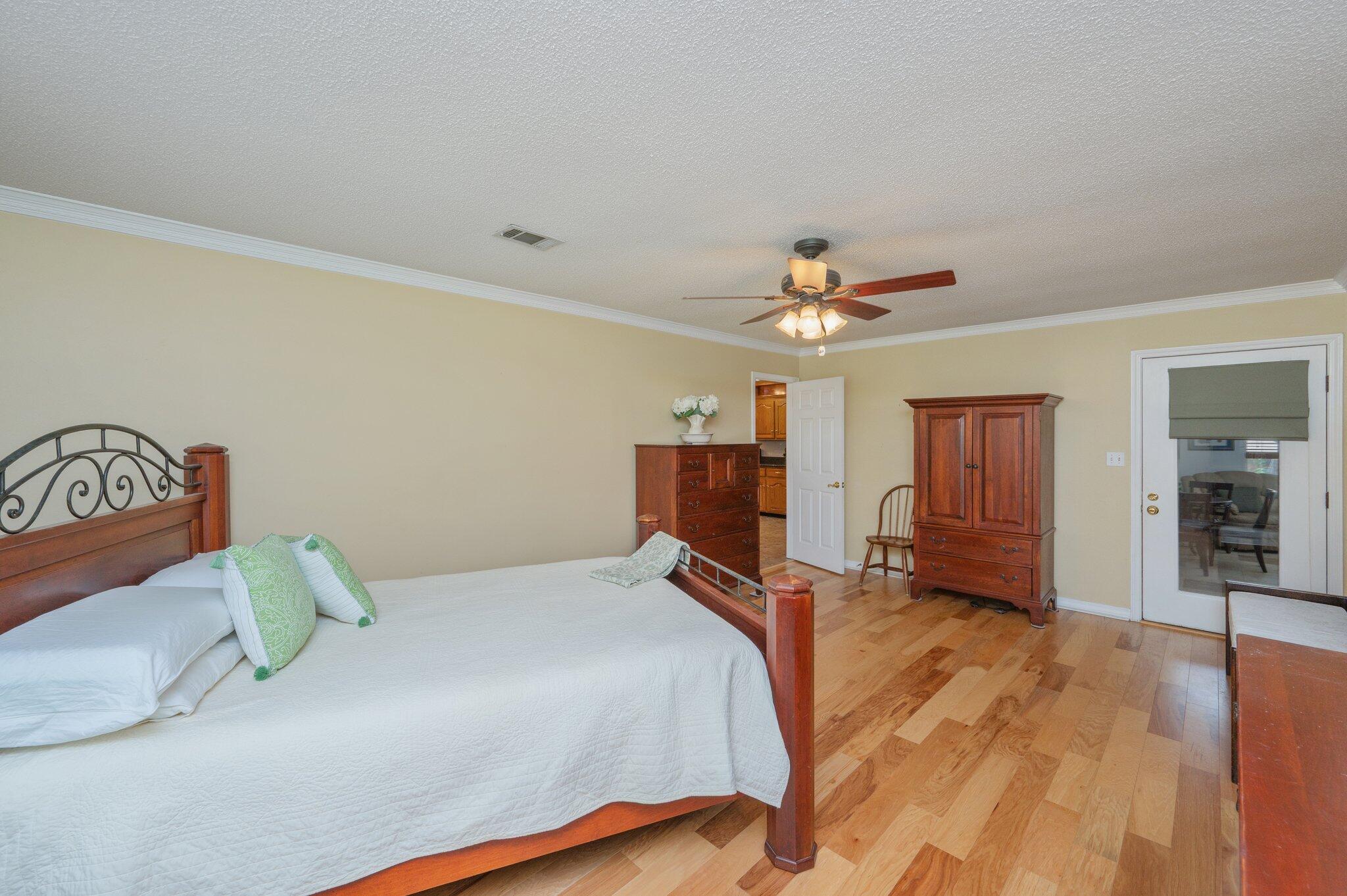 Crestview Suburb 231000.00 - Residential