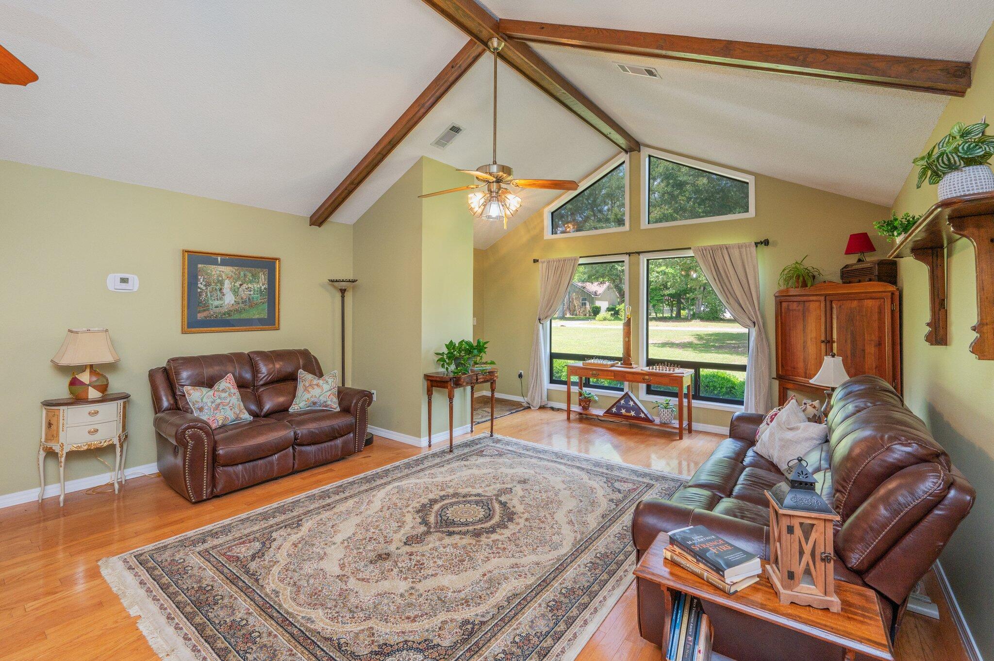 Crestview Suburb 231000.00 - Residential