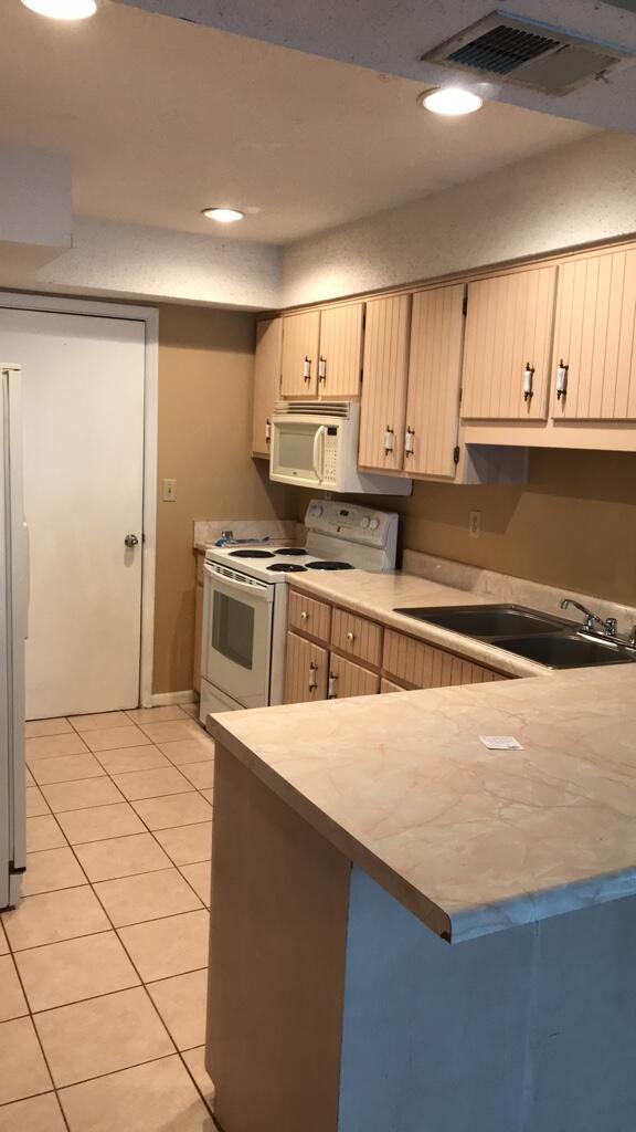 LIVE OAK MANORS - Residential Lease