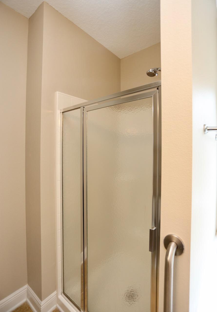 WHISPERING LAKE - Residential