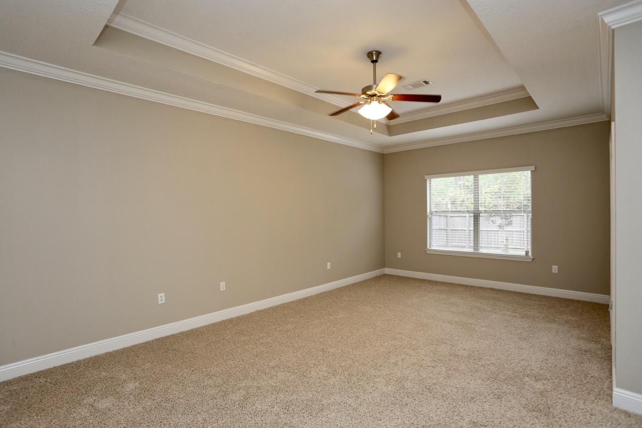 WHISPERING LAKE - Residential