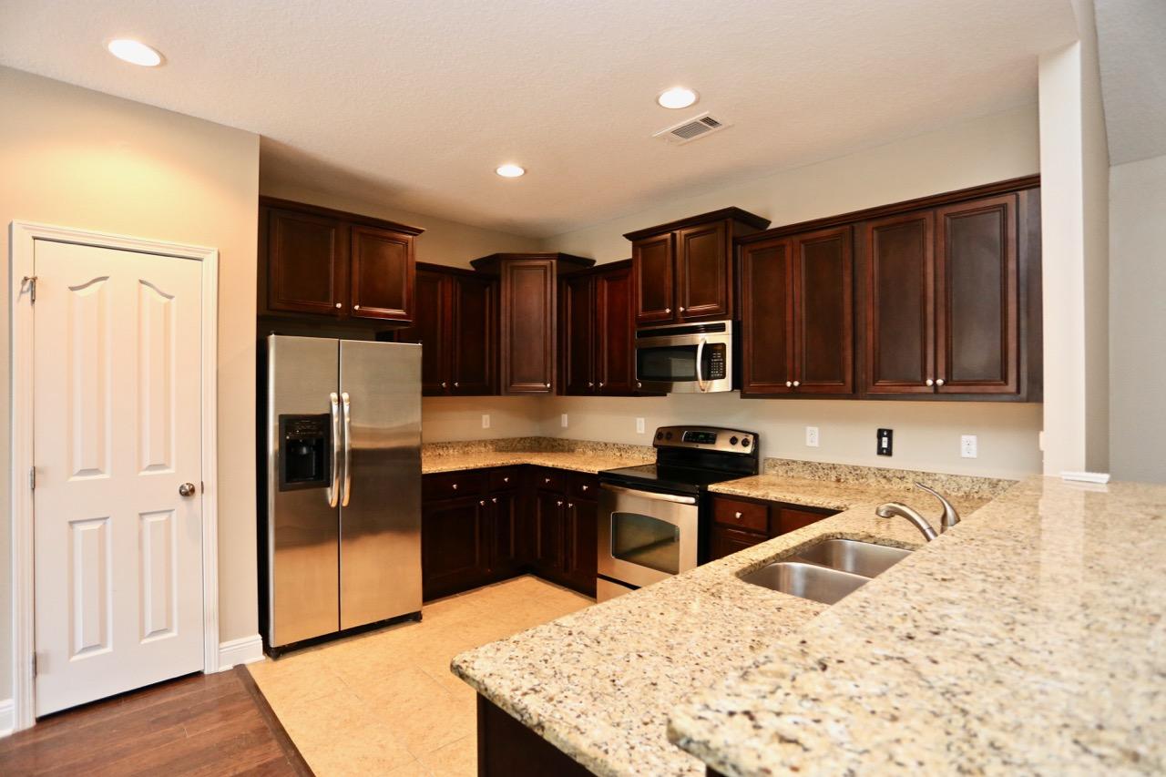 WHISPERING LAKE - Residential