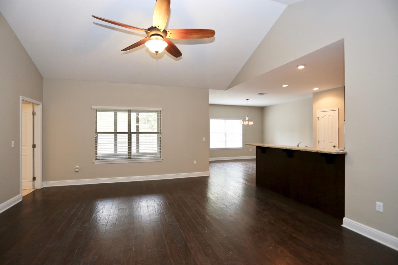 WHISPERING LAKE - Residential