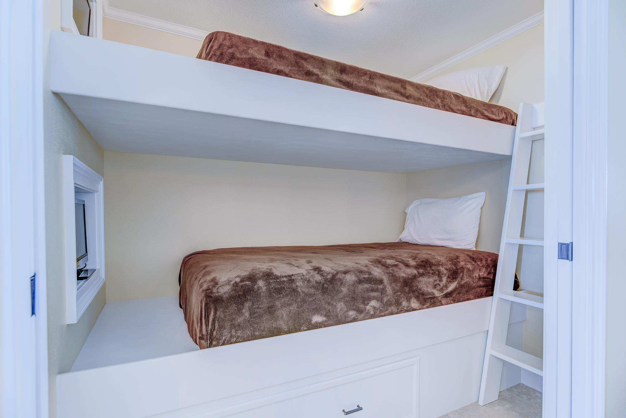 WATERVIEW TOWERS YACHT CLUB - Residential