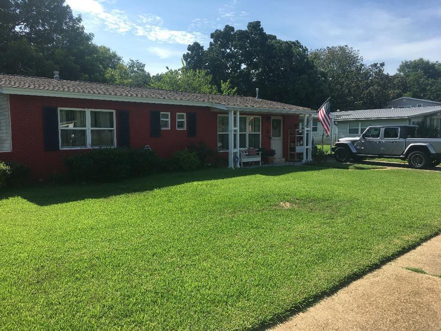 Back on mkt No fault of seller( All inspections clear)Location LocationNext to Hurlburt Field, neiborhood park and playground ,town center, schools, shopping and beaches . 2018= New roof , new gas water heater, new A/C, updated electric with AlumiConn Connectors by Destin Electric ,New double pane windows,.bk on mkt no fault of sellers.   Comfortable open living room, with dinning area and sitting room in the back. Cozy kitchen with gas stove and utility / Pantry area close by. Jack and Jill bathrooms with pocket doors leading to the cozy master bedroom. Large 12 x 22 Screened -in back porch, spacious fenced back yard with large pecan tree , 25 x 10 fully powered woodworking shop and sep storage( woodworking tools come as is in the shop) , sprinkler and pump with 4 stages for your yard