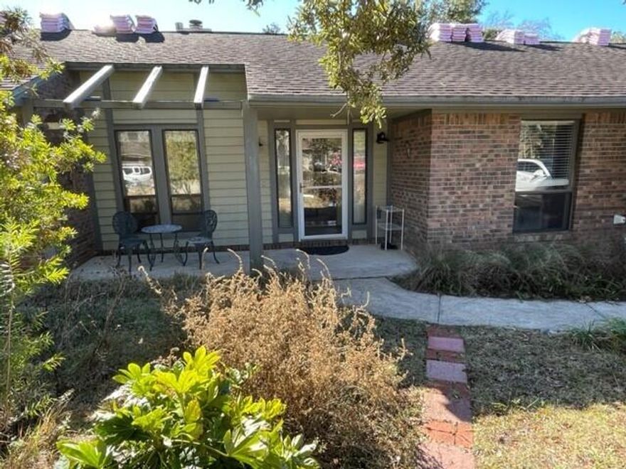 Great location.... nice quiet cul-de-sac. Vaulted ceilings, laminate floors, gas fireplace, split bedroom plan with spacious bedrooms. Gally style kitchen with loads of cabinet space. Custom built pantry. Master bedroom has a huge walk-in closet. Security system and 65-inch Flat screen TV stays. Central vacuum system.  Large screened in porch perfect for outside relaxing. Privacy fenced yard. Additional parking inside the fenced area on the right side of the house for your RV, boat ect... There is a boat ramp right around the corner on Pin Oak Cir.
Roof replacement Jan 2023. Water heater replaced 3-3-23.
For Buyers piece of mind, Seller is offering a one-year Home Warranty. Covering major appliances, plumbing, electrical and the heating and cooling system