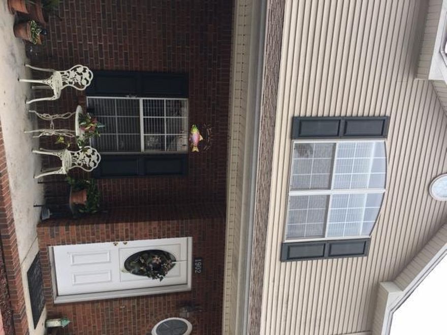 Really nice 2- bedroom 1 1/2 bath townhome.Nice upgraded kitchen appliances, 2'' blinds, ceiling fans and carpet in bedrooms