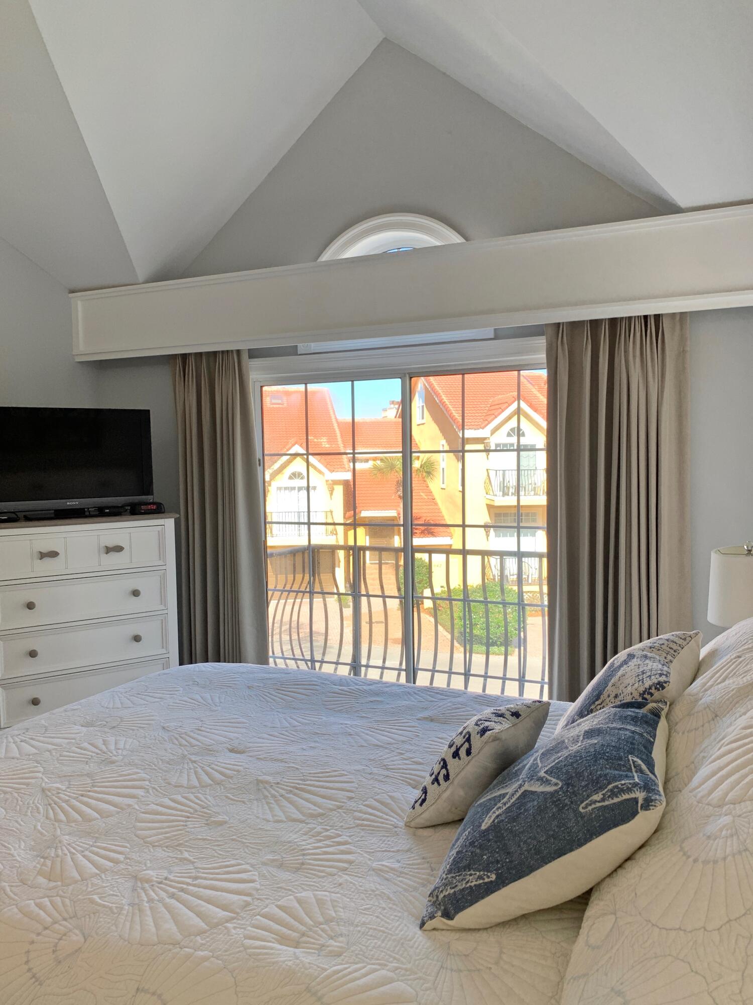 VANTAGE POINTE - Residential