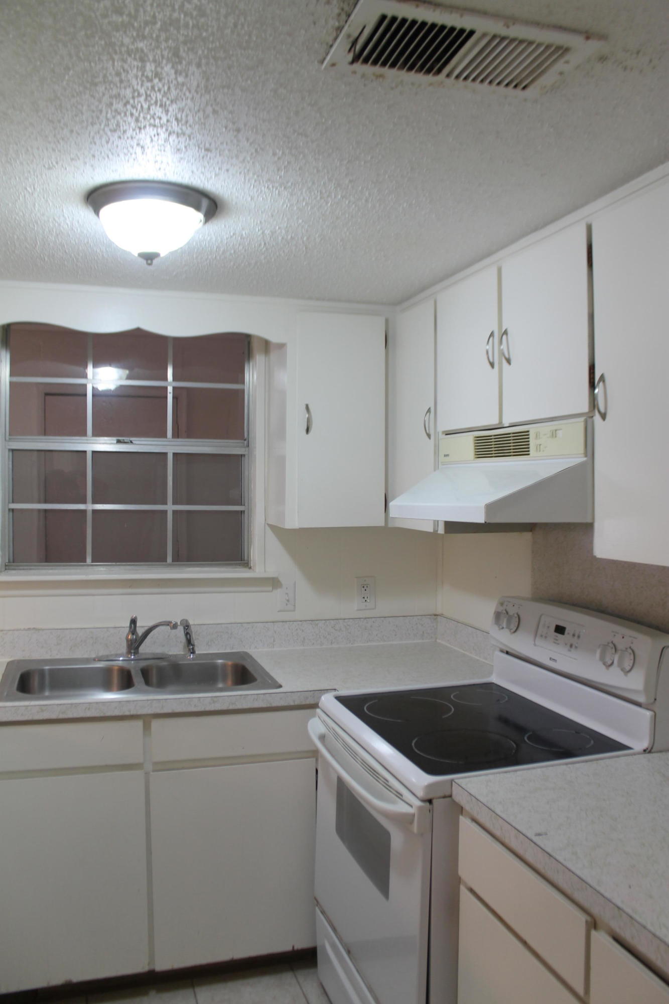 VALENCIA ARMS - Residential Lease