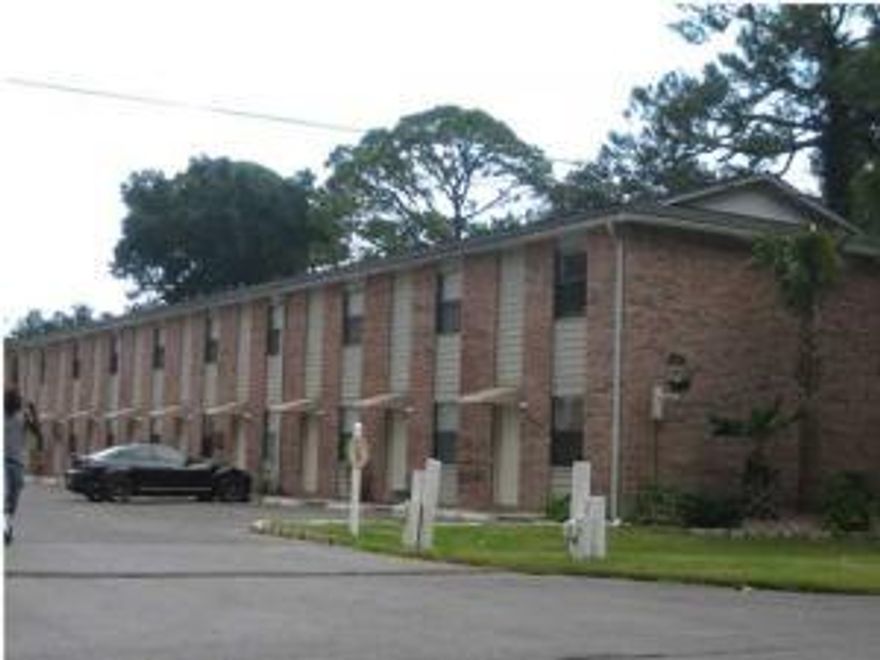 Clean end unit town home in the heart of Fort Walton Beach near Uptown Station. Live close to military bases, hospital, shopping & restaurants. Pets will be allowed with owner approval and a $400 non-refundable pet fee. Non-Smoking Unit