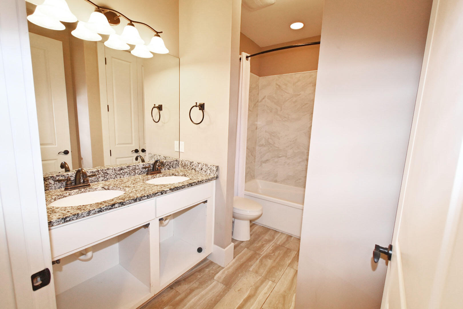 DIAMOND LAKES - Residential