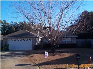 UNFURNISHED HOME CENTRALLY LOCATED TO SCHOOLS, DAYCARES & SHOPPING. LIVING ROOM WITH FIREPLACE, GAS STOVE, MASTER BATH HAS DOUBLE VANITY & WALK IN CLOSET, OPEN DECK,PRIVACY FENCE BACK YARD,SPLIT FLOOR PLAN, W/D HOOKUP,LAWN SERVICE INCLUDED. NO PETS AND NON-SMOKING.