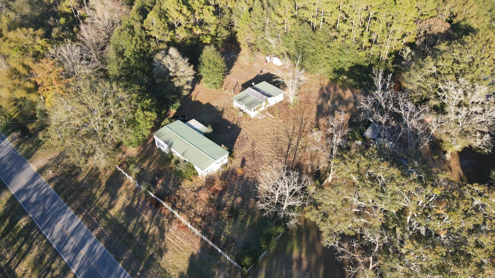 As-is mobile home on a beautiful lot. Quiet country living on a beautiful treed acre, near amenities, short trek to Florala(3 miles), Crestview, Defuniak Springs, and beaches an easy drive.