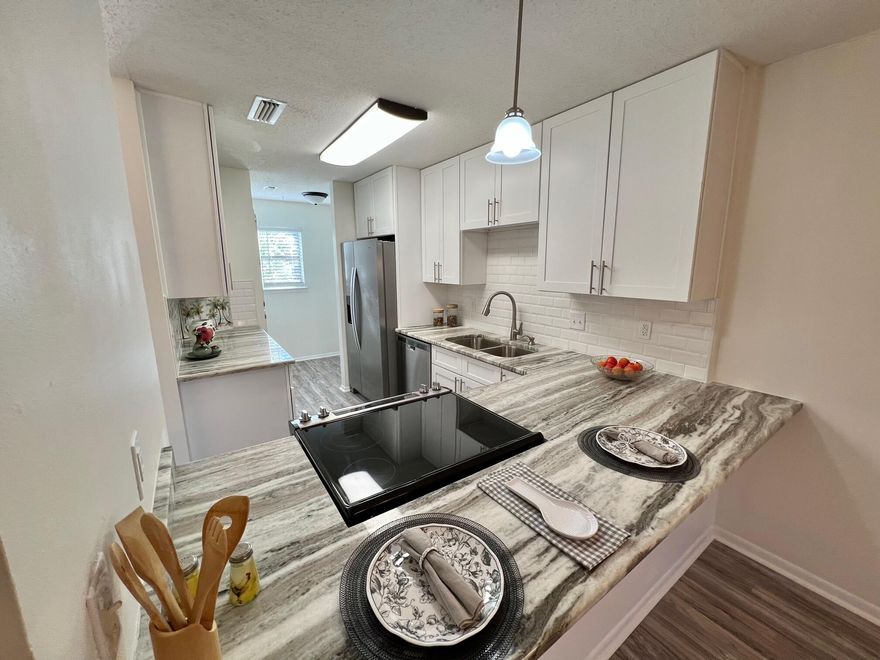 Destin Completely updated! 100% Move In Ready! Updates! 2022 Roof, 2017 Ac 2022 Hot Water Heater, New Kitchen and updated baths-Stainless appliances, new fans and lights, new interior and exterior paint---