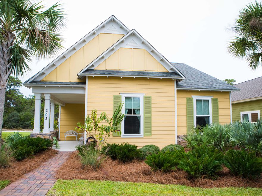 High Performance Home by National Builder. Includes elegant granite countertops in kitchen, ceramic tile flooring in foyer, kitchen and bathrooms.Granite counter tops in kitchen and on kitchen island. Impact resistant windows, eSmart Plus - Home energy monitor, 14 Seer A/C, Home sealing, Increased insulation (R-15/R-38) Radiant Barrier, Energy Star dishwasher/water heater, and High efficiency Merv-8 filters. Turtle Cove offers unparalleled amenities which include a large clubhouse overlooking Lake Powell, a fitness center, swimming pool, hot tub, 2 tennis courts, park and dock/fishing pier.