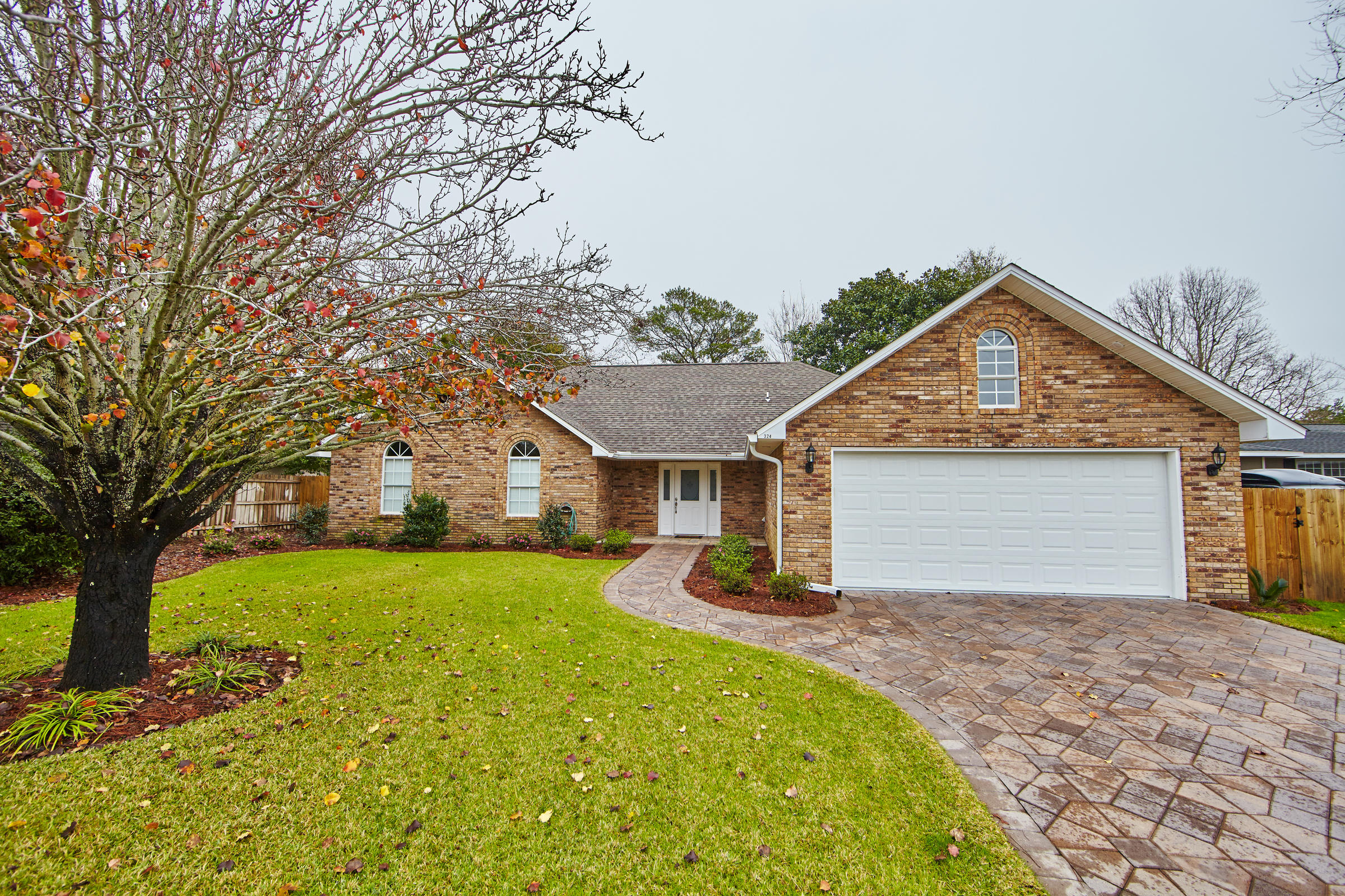 Completely remodeled home in Kell-aire gardens. Granite counters, stainless appliances, tiled shower & glass shower enclosure. This house is move in ready!