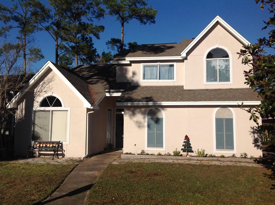 JUST REDUCED! GREAT HOME!!!GREAT LOCATON!!!This contemporary family home on a quiet cul-de-sac is centrally located to both Hurlburt and Eglin AFB, with plenty of shopping nearby! Four Bedrooms, with the Master on the 1st floor. In addition to eat in kitchen and living room with vaulted ceiling and wood burning fireplace, the main floor has a formal dining room (or home office) and powder room. The double garage has enough space to house the washer and dryer which convey with the home. Upstairs there are 3 other bedrooms, attic storage and a full bath. Seller will give $4,500 flooring allowance to buyer. New Electrical Panel!