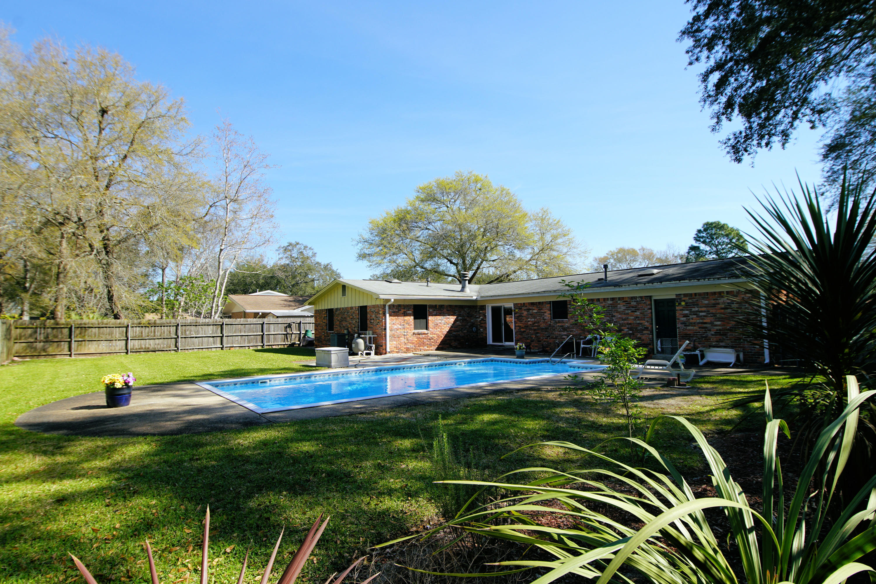 COUNTRY CLUB ESTATES 1ST ADDN - Residential