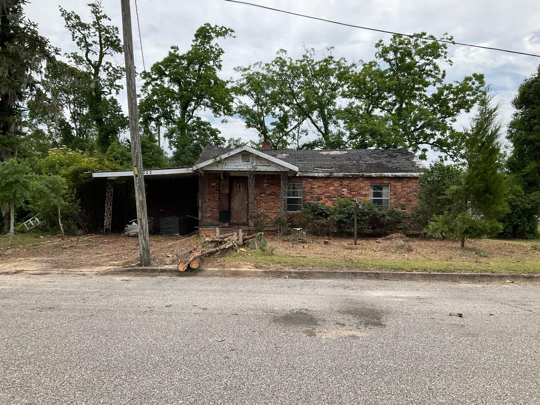 Great project in downtown Wewa! This quaint brick cottage is less than 30 min to Port St. Joe, less than 1 hr to PCB, less than 1.5 hr to Tallahassee. Two blocks from the beautiful Lake Alice Park. This home has great potential!