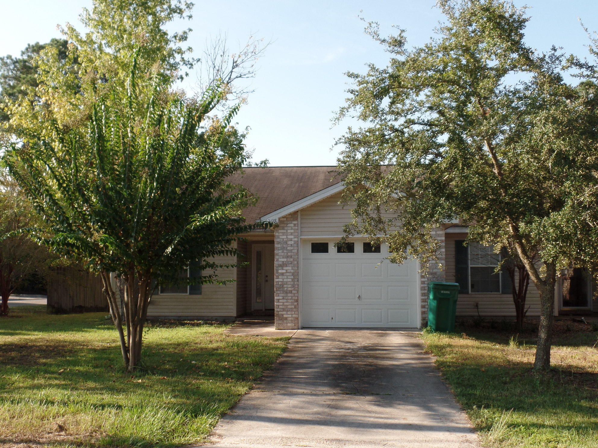 One level attached home conveniently located near medical, state park, bridge to beaches, and shopping. seller has reduced price for quick sale and has also offered a $5,000 flooring allowance.