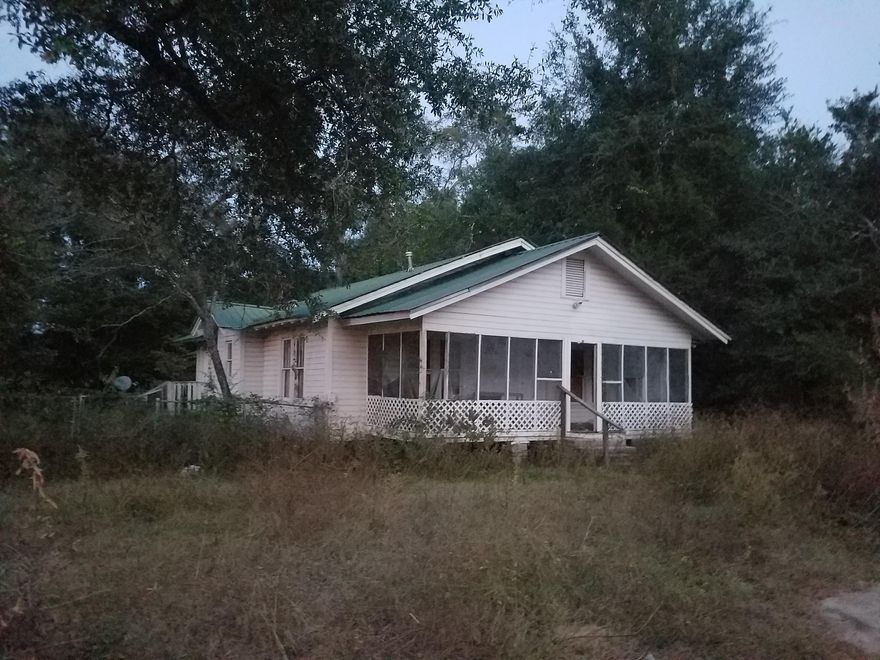 GREAT BUISNESS LOCATION!! COMMERCIAL PROPERTY ON THE SOUTH END OF CRESTVIEW.HOUSES LOCATED ON PROPERTY HAVE NO VALUE. SOLD AS IS.