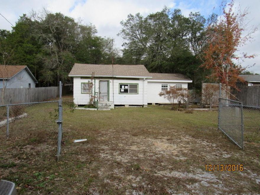 This REO home is right along the Walton/Okaloosa county line and rests in Walton County. On .34 acres, this 960sf home was built in 1970 and has 1 bedroom and 1 bath. Home has crawlspace and the entire lot is fenced. Much work is needed to the interior and home is not move in ready, so bring your hammer and imagination. Call today!
