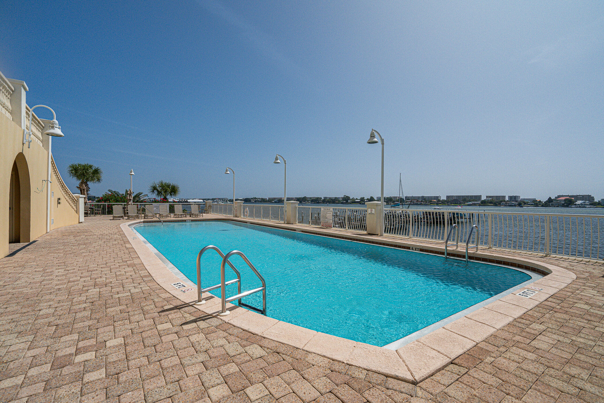 PRESIDIO YACHT CLUB - Residential