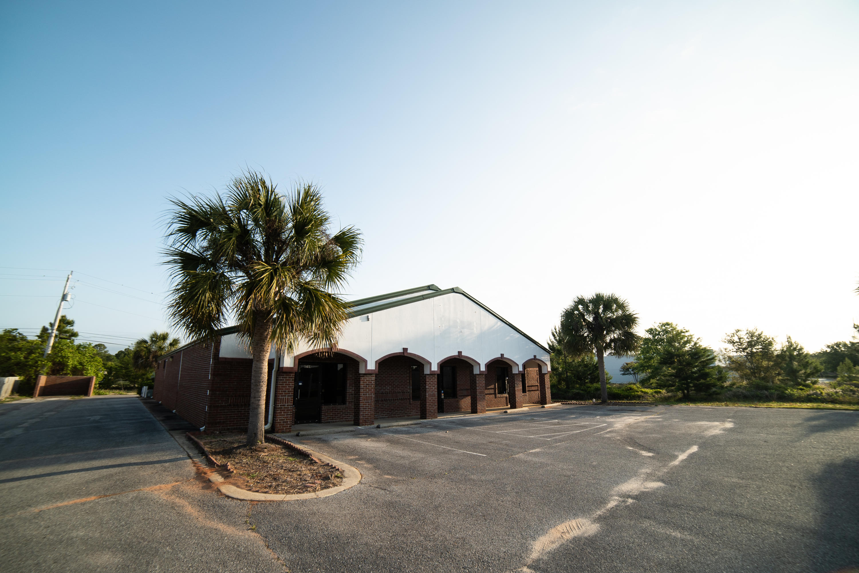 Retail Space with Roll up Door and Warehouse space in Rear Entrance, This Brick Building is 5000 Sf Feet of Insulated Space with CAT 5 Networking, Security System, and Hurrican/Security Glass Protection.
