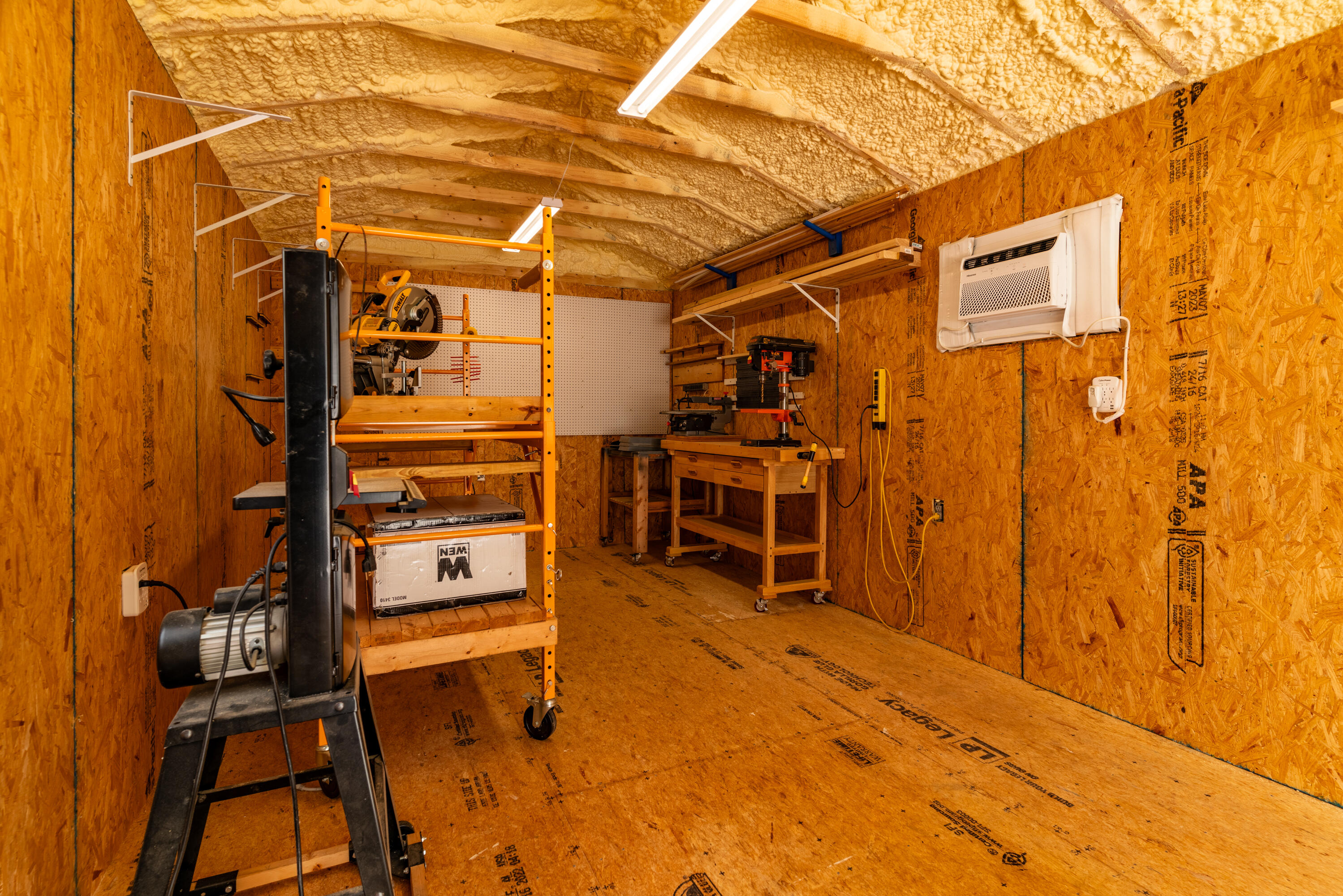 ELLIOTTS POINT - Residential