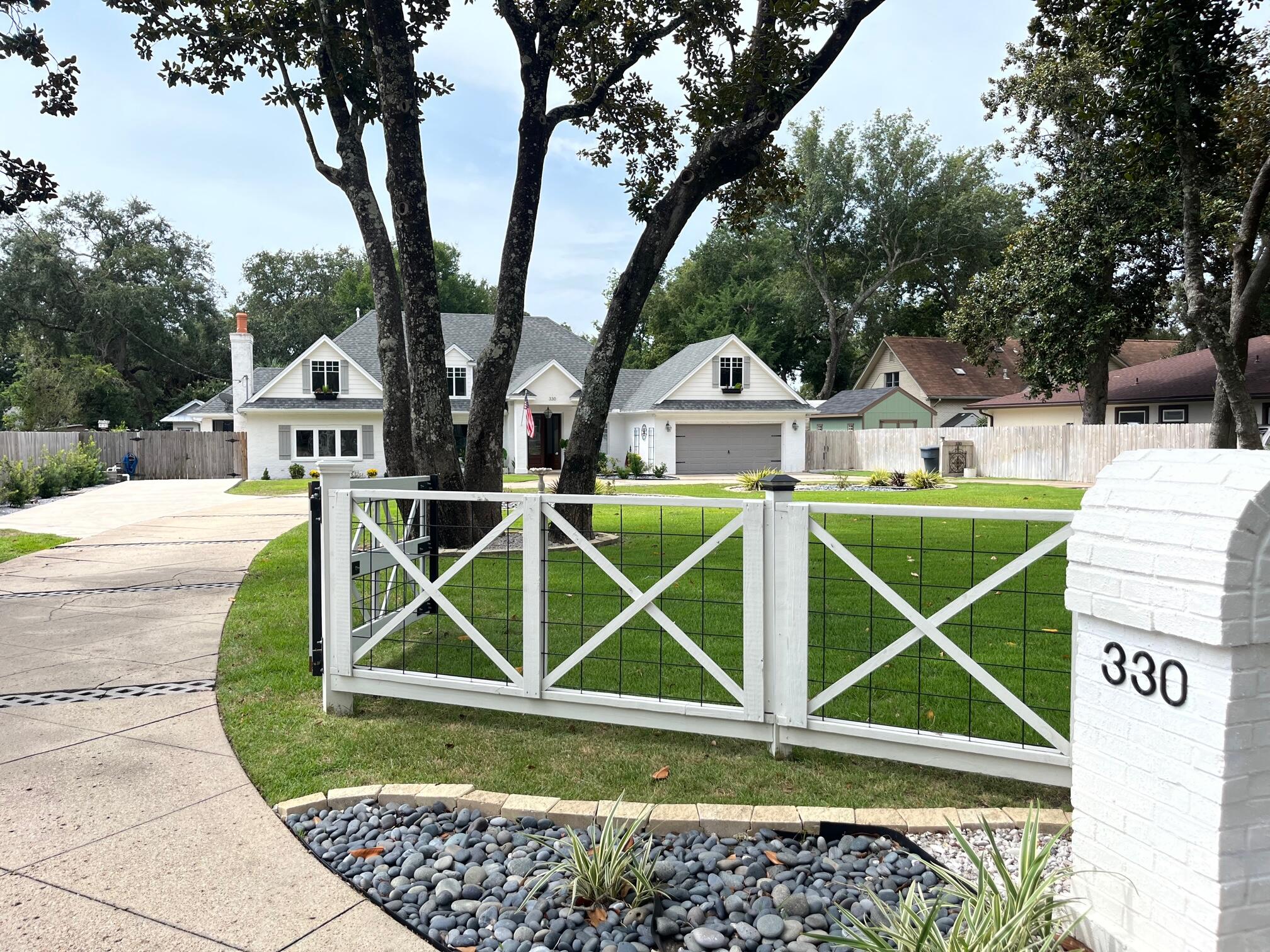 ELLIOTTS POINT - Residential