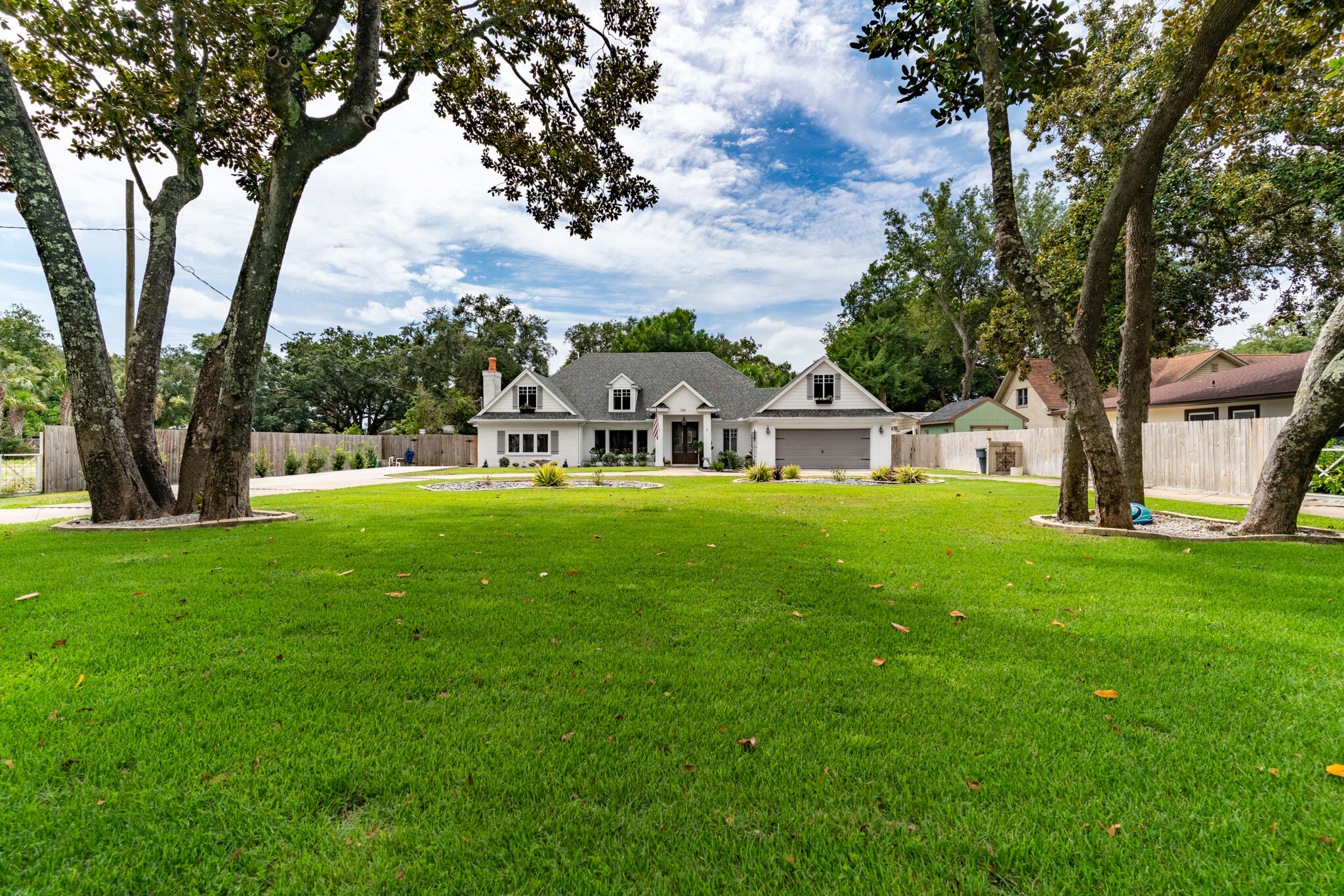 ELLIOTTS POINT - Residential