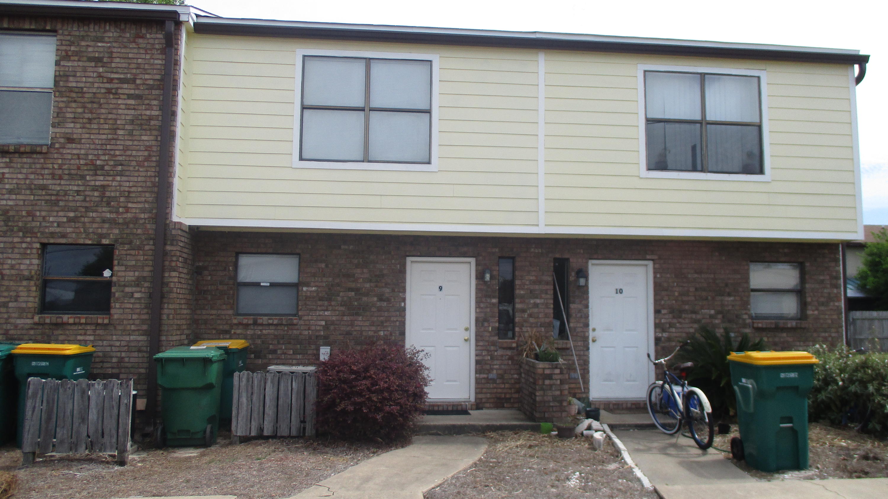 LOVELY TOWNHOME. GREAT LOCATION IN DESTIN. All NEWER FLOORING. NEW VANITIES IN BOTH BATHROOMS. Ceramic tile downstairs and carpet upstairs. Small fenced rear yard. Interior utility room. Convenient to beaches and shopping. Great Price for Destin. Rent includes garbage pick up and quarterly pest control