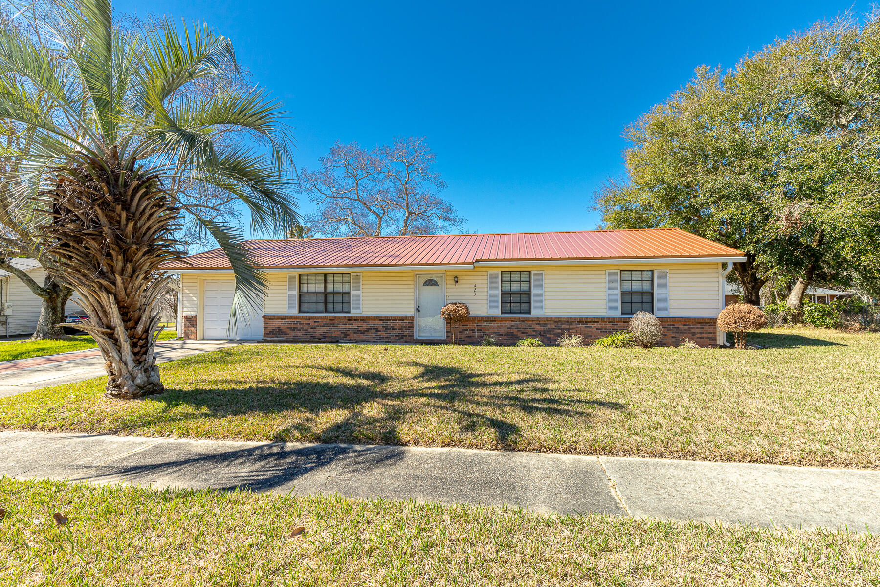 GREAT FIRST TIME  HOME FOR HOMEBUYER.  EXTRA LARGE MASTER BEDROOM. THIS TWO BEDROOM COULD EASILY BE BE TURNED INTO A THREE BEDROOM.  LARGE LOT.  GREAT AREA IN THE HEART OF DESTIN.