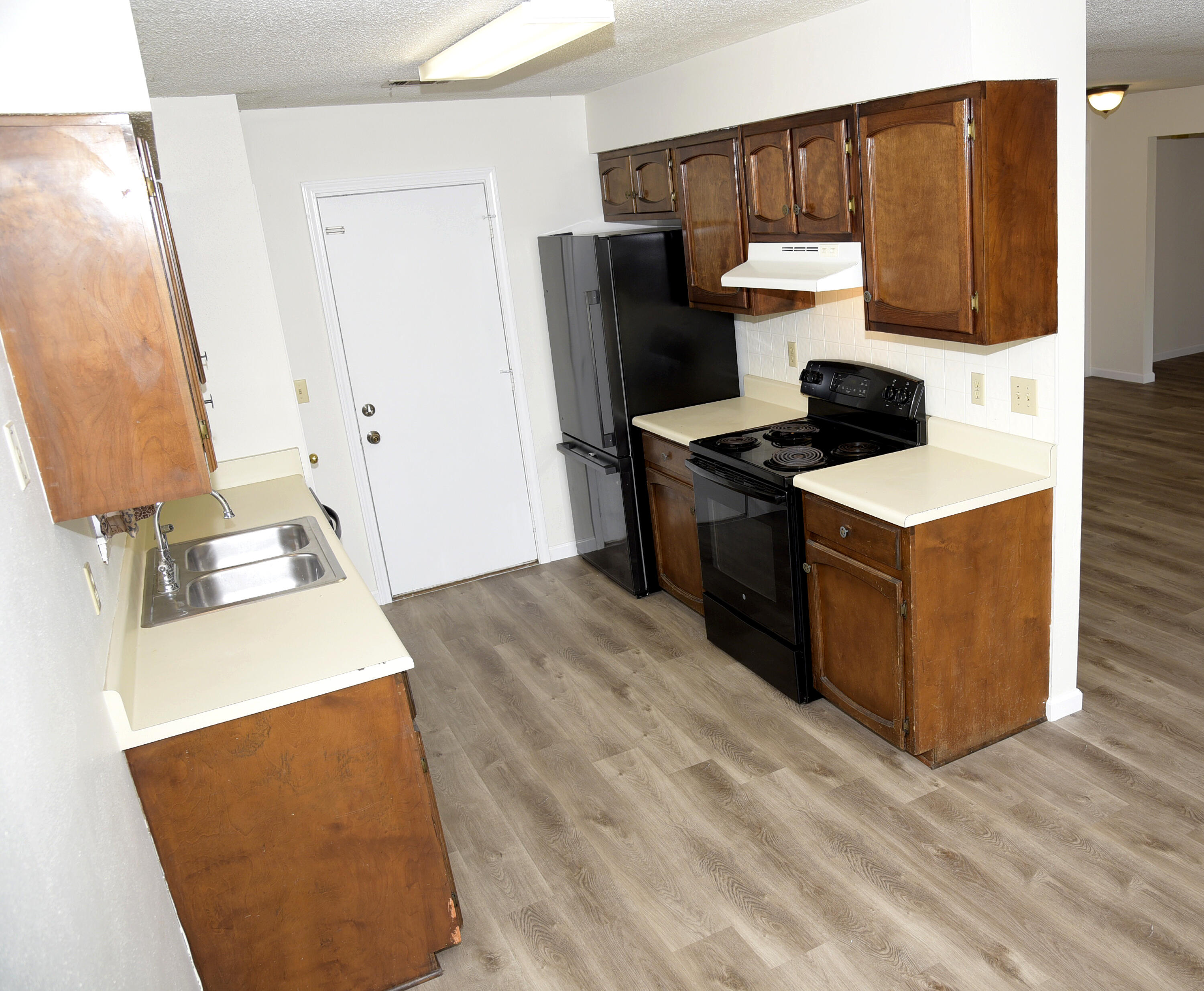 CRYSTAL LAKE ESTATES - Residential Lease