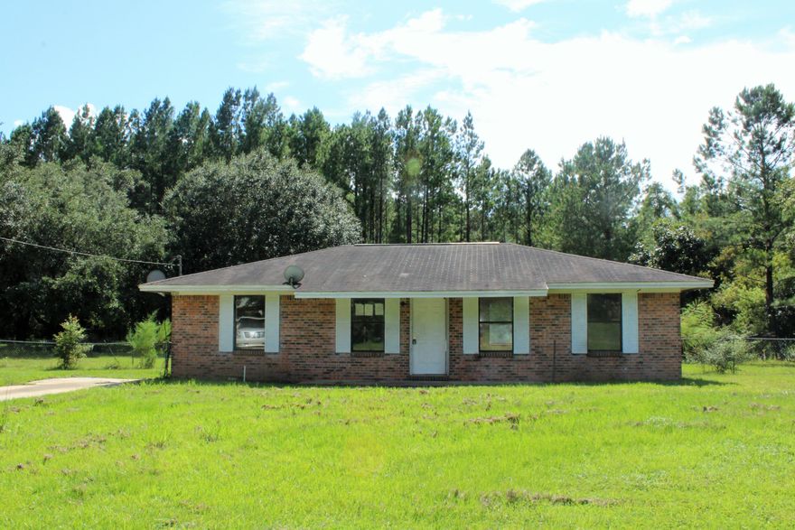 REO - A great brick home located in Ponce De Leon with 3 Bedrooms 1.5 Bathrooms sitting on a fenced 1-acre lot. Conveniently located in just minutes to I-10 and 30 minutes to the white sandy beaches on Walton and Bay County.