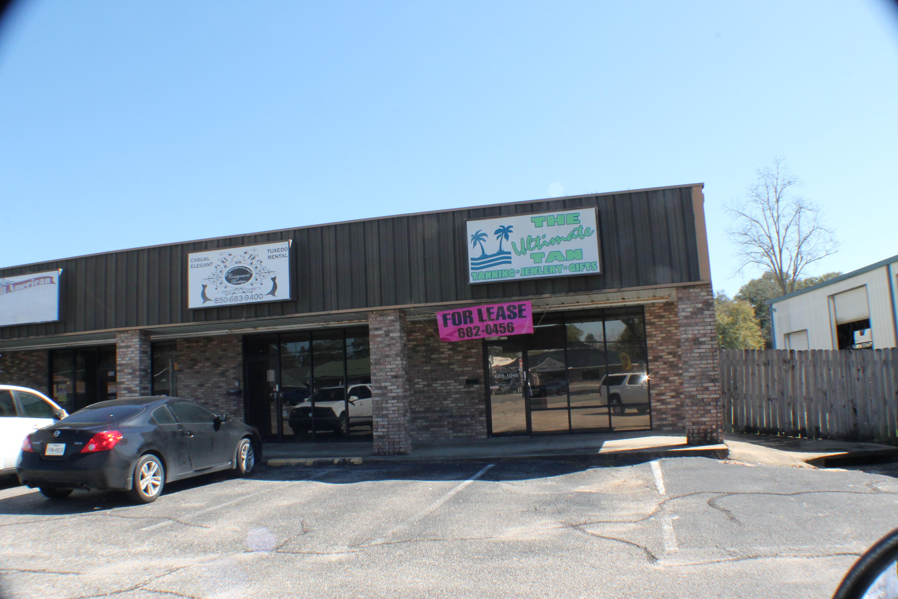 Retail space in great location!! Road frontage on the busiest road in town!! Prime retail space ready for your business!! 2000 SF with 85 visibility!!