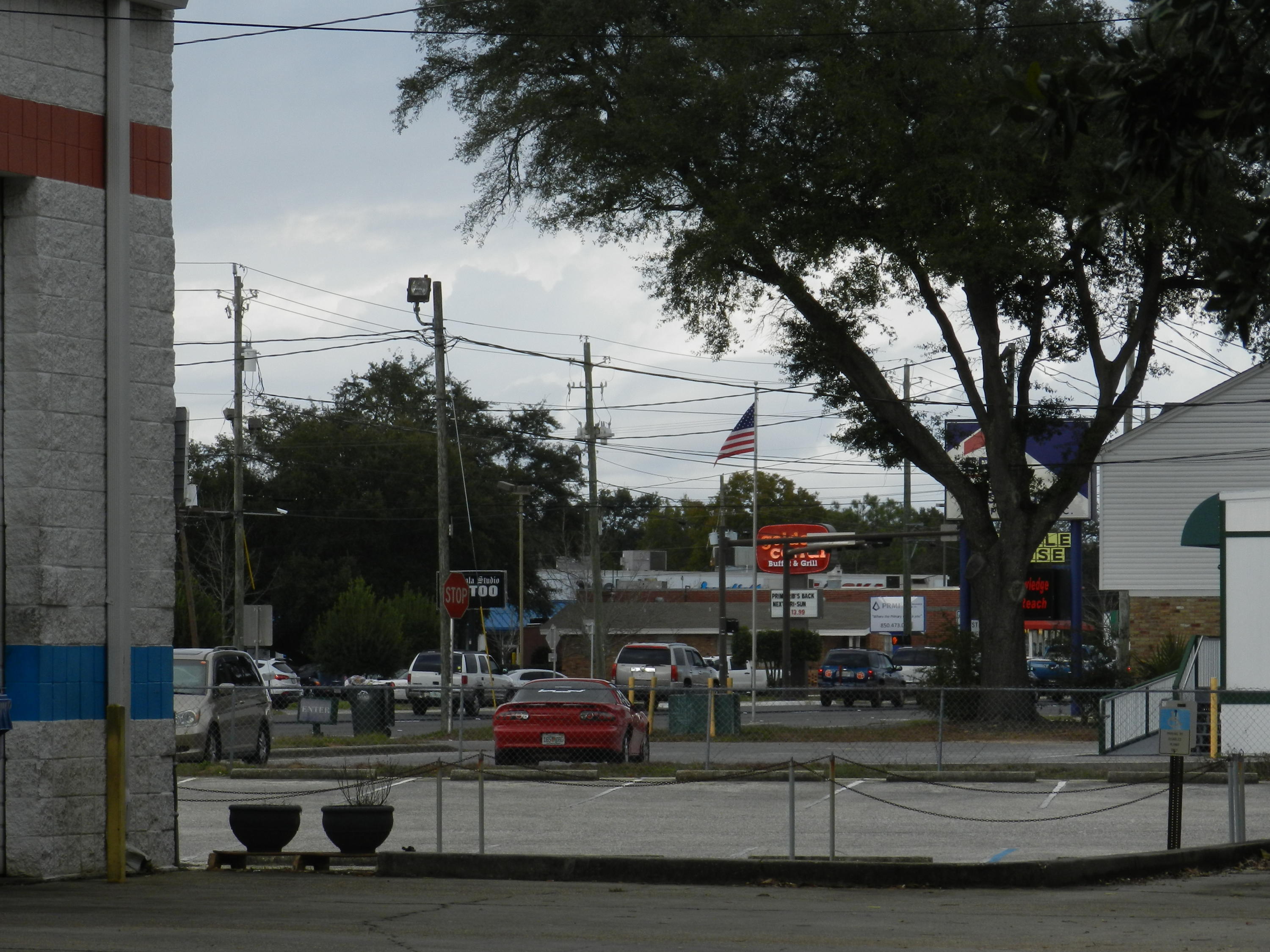 Main image without alt text