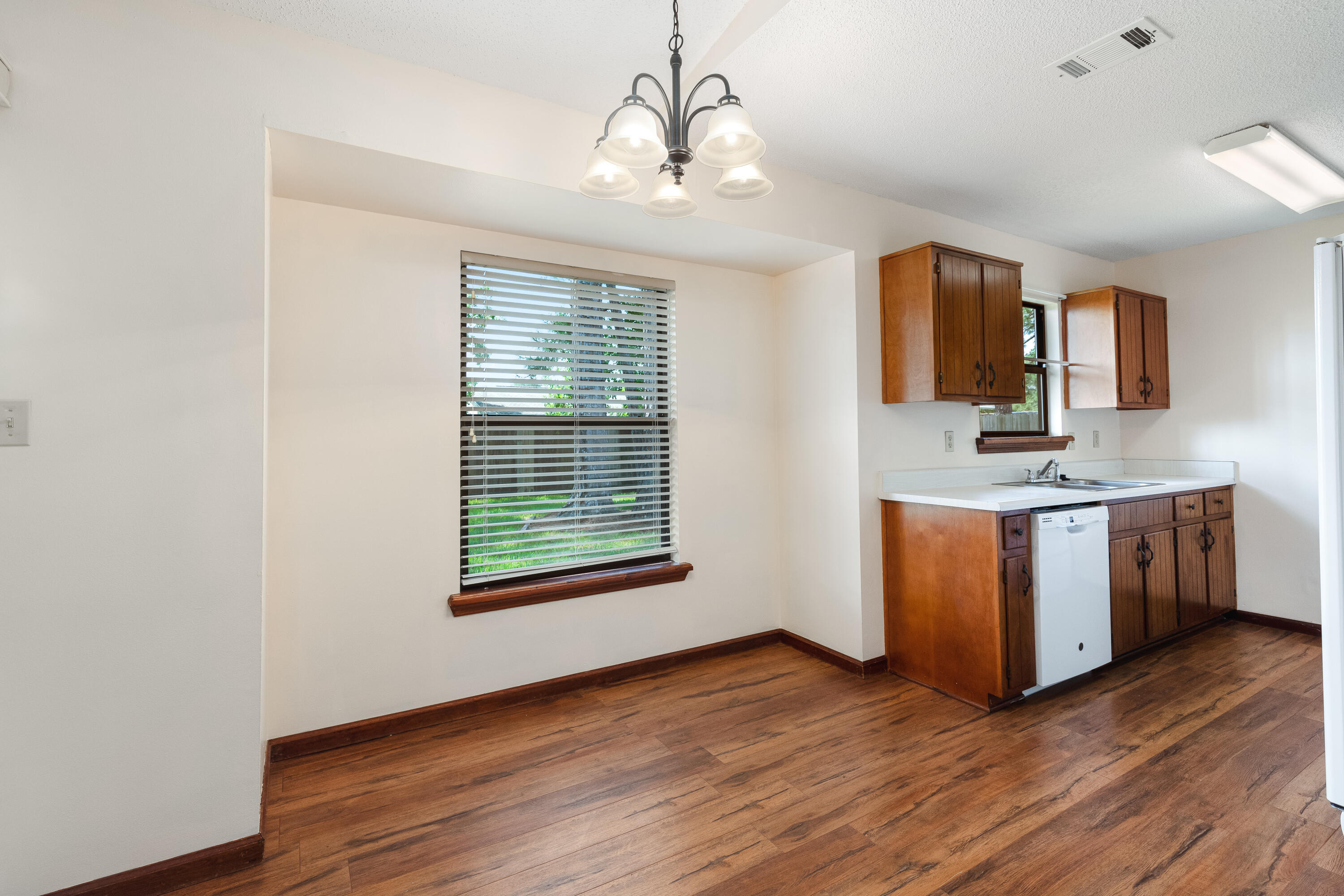 PINE MEADOWS #3 PHASE II LOT 19 BLK A - Residential