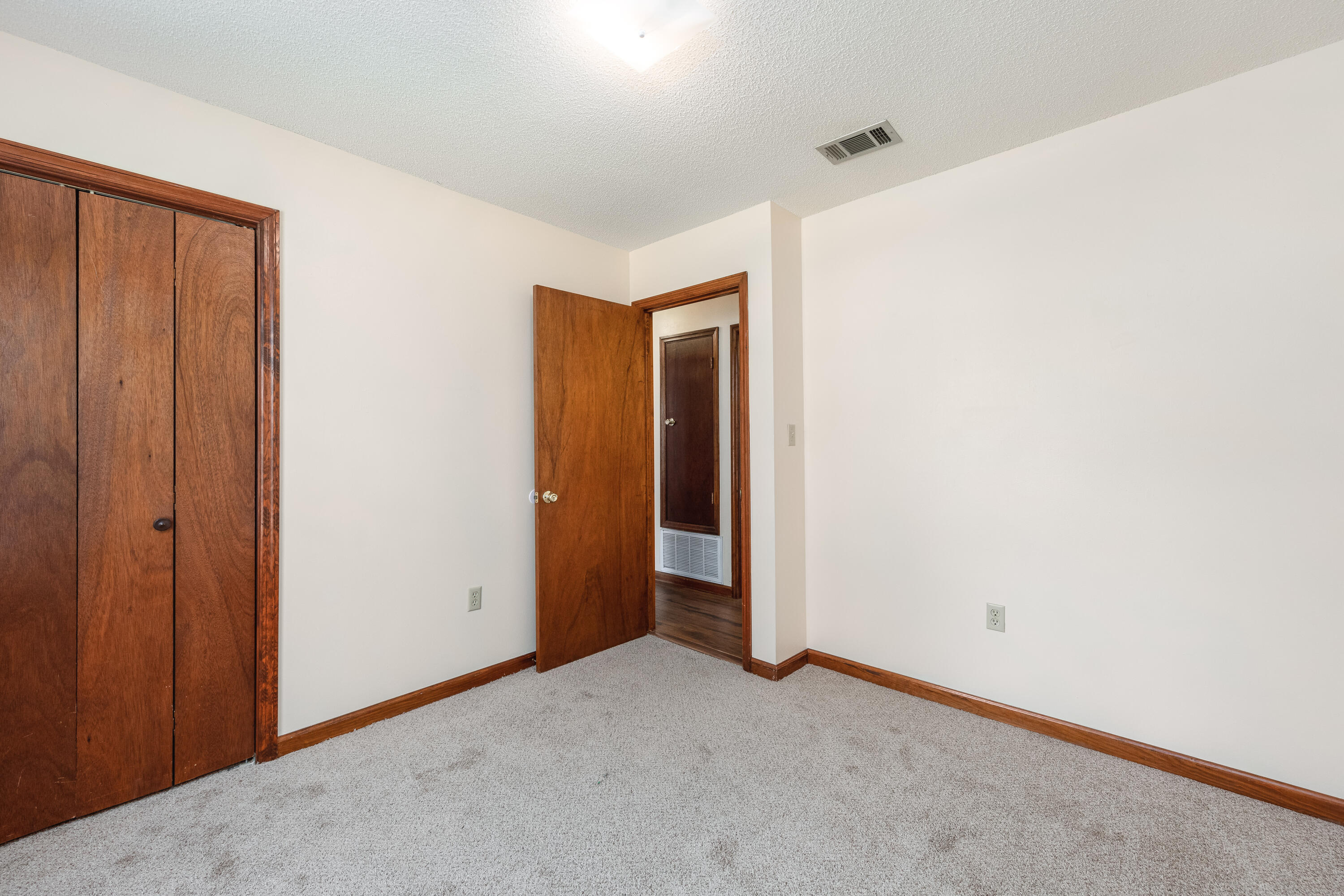 PINE MEADOWS #3 PHASE II LOT 19 BLK A - Residential